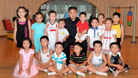 Lãnhtụ Kim Jong-un chụp ảnh chung với các bé tại nhà trẻ Kyongsang ở thủ đô Bình Nhưỡng (ảnh: KCNA)